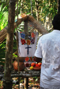Zusehen ist ein religiöses Maya Ritual. Der Opfertisch ist ebreits angerichtet.