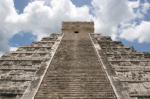 Beeindruckende Maya Stufenpyramide die jährlich Tausende von Besucher anlockt.